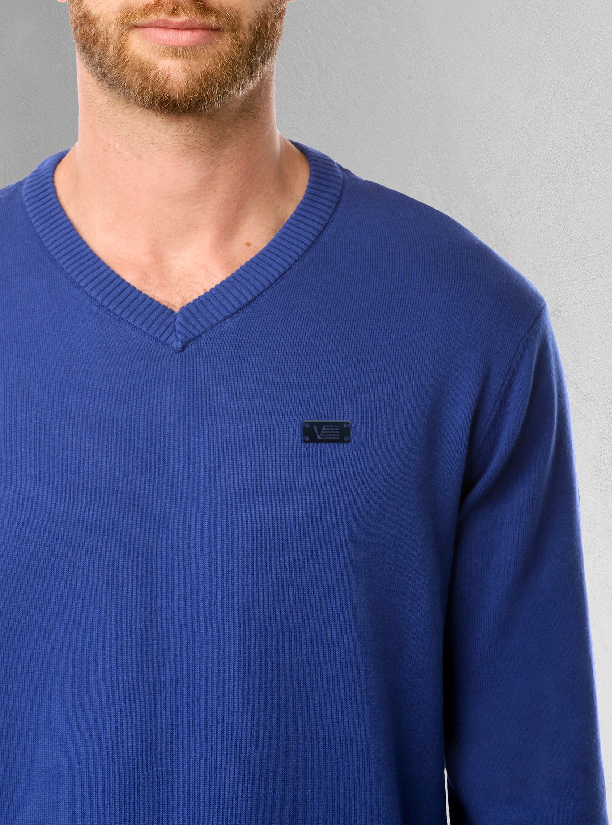 Men's basic v-neck sweater