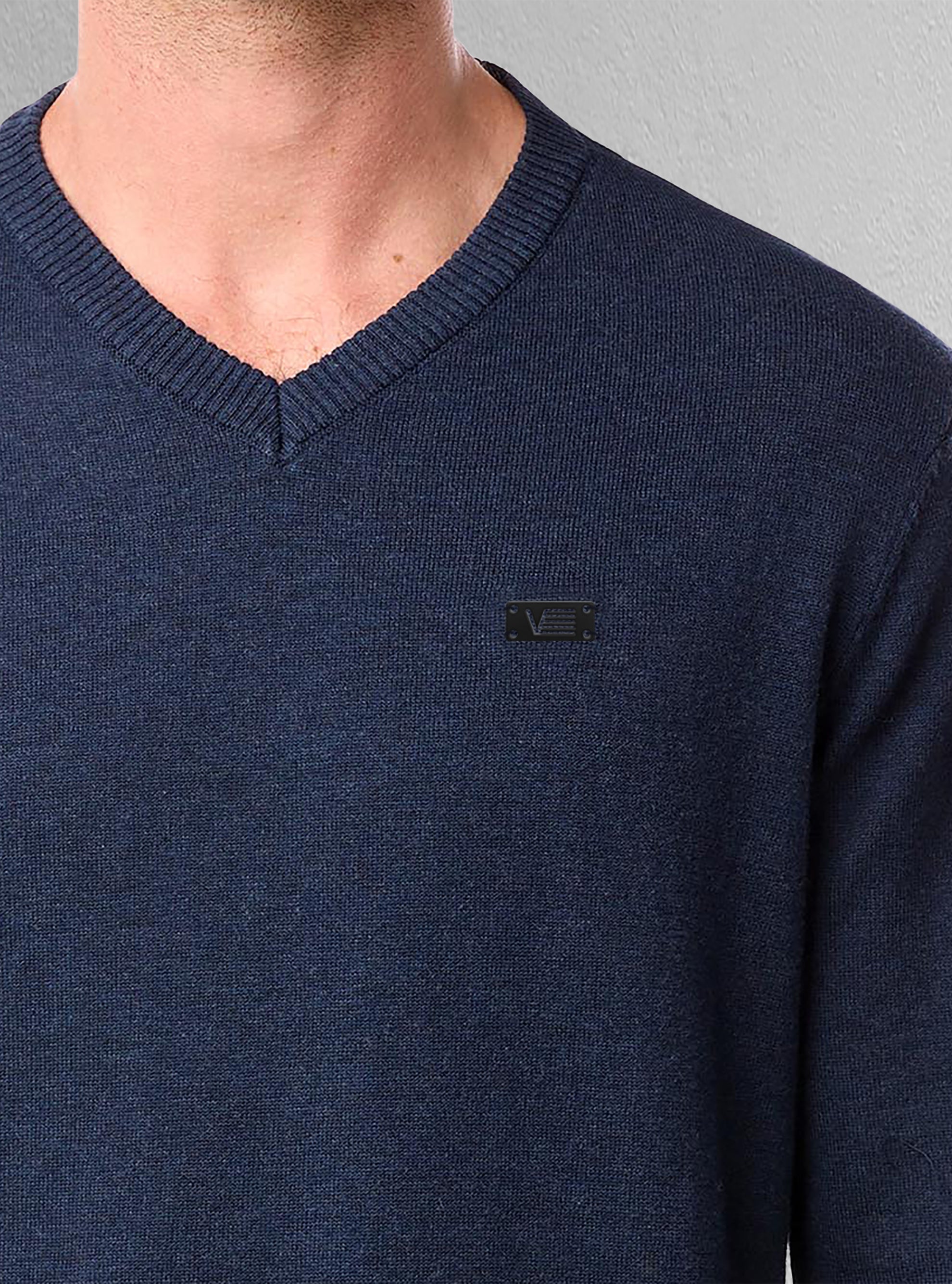 Men's basic v-neck sweater